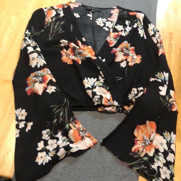 Vici Tops - **BRAND NEW** Vici floral v-neck top